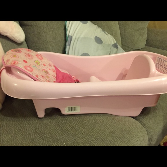 Baby bath tub with 4 soft blankets and 10+bibs - Picture 2 of 3